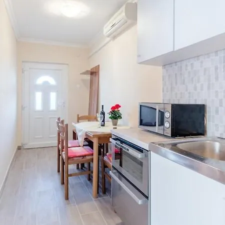 Fidelis - One Bedroom With Terrace And Garden View 3